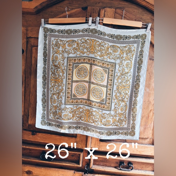 Scarf Baroque Pattern - Picture 8 of 12